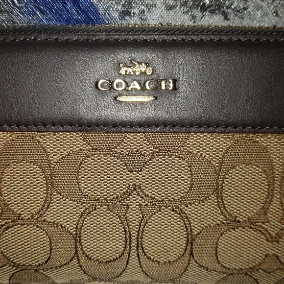 Coach Signature Longwallet NWT - Picture 2 of 8
